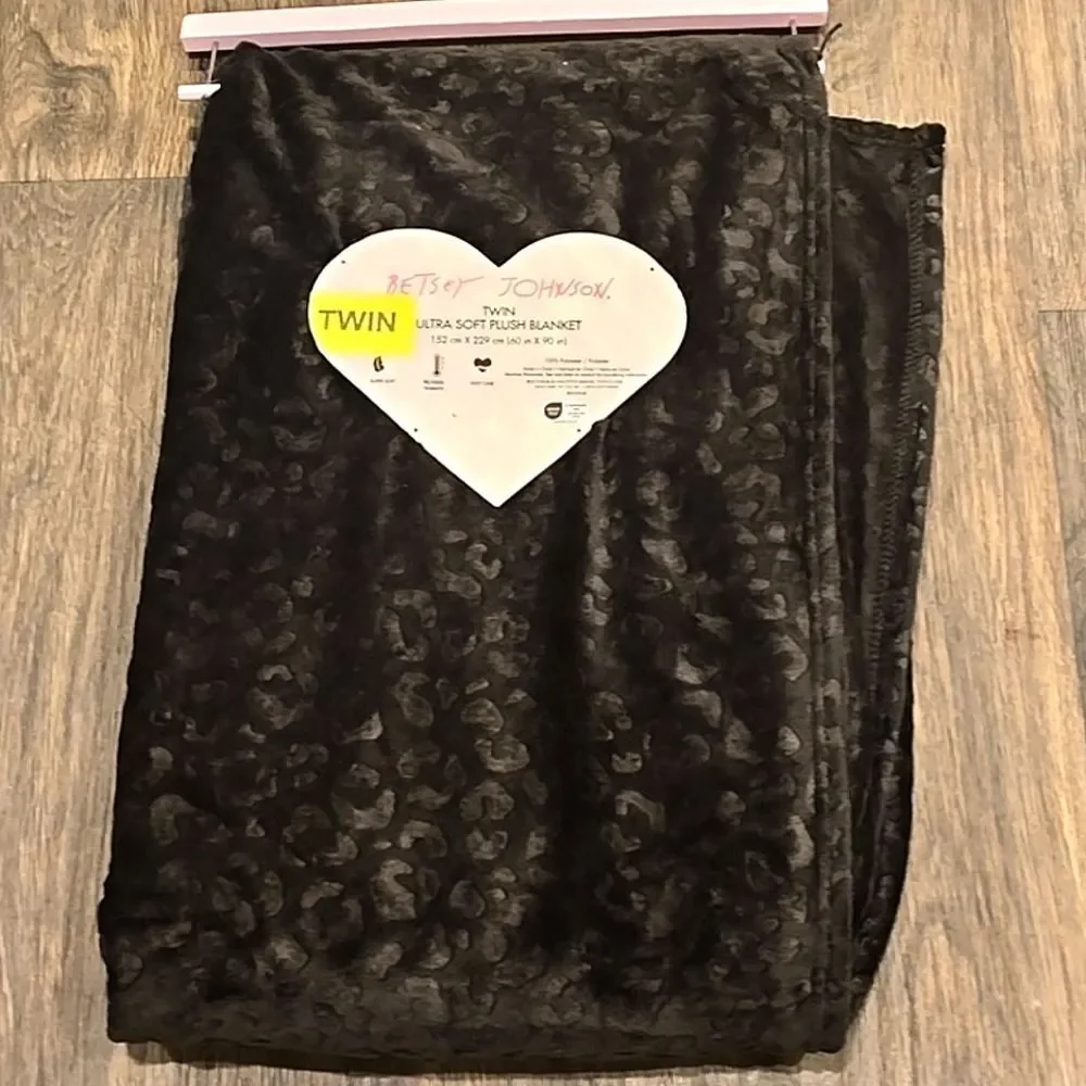 Betsey Johnson Leopord Print Plush Twin Throw Blanket- Black